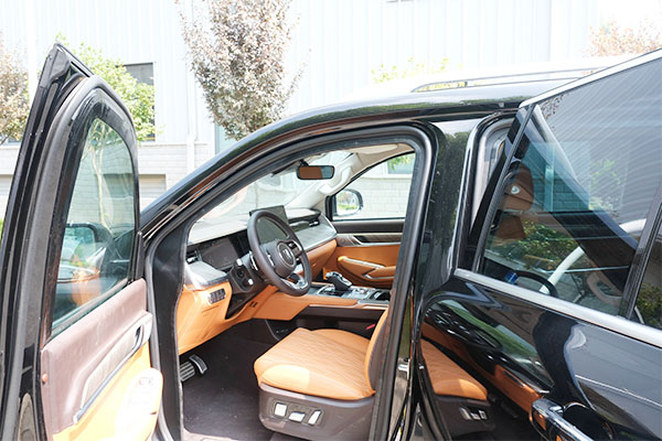 How does optimizing the wheelbase of a special equipment transporter improve driving safety in complex road conditions?