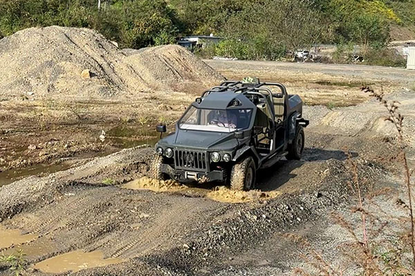 How should a pure mechanical differential of a high-performance desert vehicle (pure mechanical construction) be adjusted to cope with slippage in the sand?